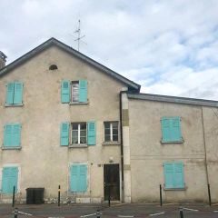 Appartement de 5 pièces au rez avec terrasse et jardin