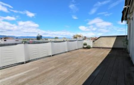 Appartement duplex en attique de 4,5 pièces avec balcon et terrasse en toiture aux Acacias