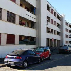 Charmant appartement de 4 pièces de 64m2, disposé comme suit: hall d'entrée distribuant sur deux chambres, une cuisine agencée et équipée, une salle-de-bains avec baignoire, WC séparés. Le salon donne sur un spacieux balcon. Une place de parking complète