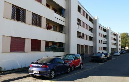 Charmant appartement de 4 pièces de 64m2, disposé comme suit: hall d'entrée distribuant sur deux chambres, une cuisine agencée et équipée, une salle-de-bains avec baignoire, WC séparés. Le salon donne sur un spacieux balcon. Une place de parking complète