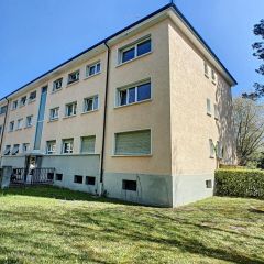 Appartement de 2 pièces en rez-de-chaussée avec jardin, idéalement situé dans un quartier vert tout en étant proche du centre-ville, à proximité des transports publics.