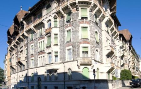 MAGNIFIQUE APPARTEMENT DE 8 PIÈCESD'ENV. 219 M2 AU 3ÈME ÉTAGEBEAUTIFUL 8 ROOM APARTMENT OFAPPROX. 219 M² ON THE 3RD FLOOR