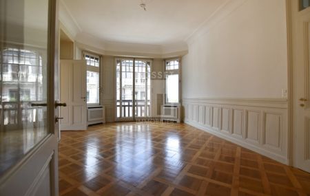 MAGNIFIQUE APPARTEMENT DE 8 PIÈCESD'ENV. 219 M2 AU 3ÈME ÉTAGEBEAUTIFUL 8 ROOM APARTMENT OFAPPROX. 219 M² ON THE 3RD FLOOR