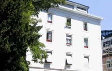 Logement de 2 pièces, d'environ 34 m2, sis au 2ème étage. Visites groupées sur place, sans inscription, mardi 13 mai 2025 de 13h15 à 13h30.