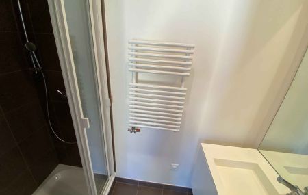 Appartement de 5 pièces en triplex avec cour et jardin à Thônex