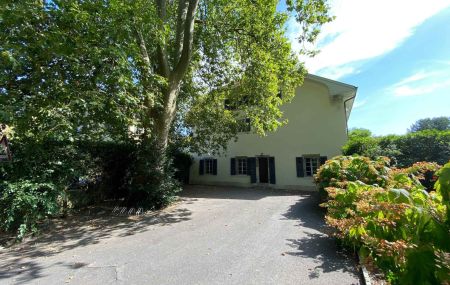 Appartement de 5 pièces en triplex avec cour et jardin à Thônex