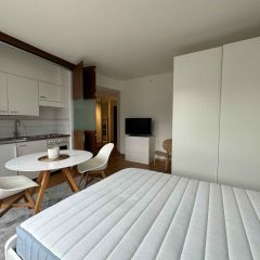 Studio meublé en attique avec balcon au centre ville