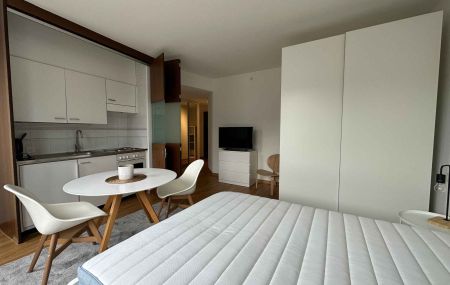 Studio meublé en attique avec balcon au centre ville
