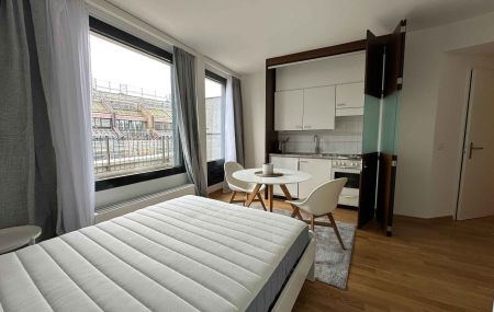 Studio meublé en attique avec balcon au centre ville