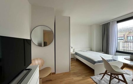 Studio meublé en attique avec balcon au centre ville
