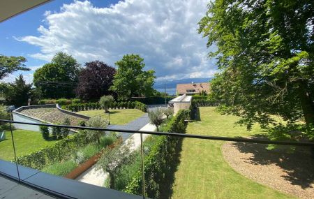 Appartement neuf de 5 pièces en triplex avec jardin et vue lac à Hermance