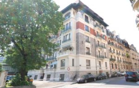 Appartement avec cachet de 6,5 pièces avec balcon proche du parc Geisendorf