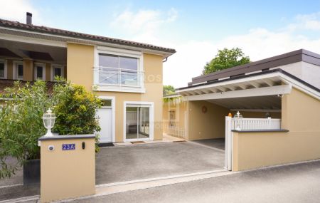 Spacieuse villa mitoyenne de 5 pièces + sous-sol avec jardin privatif