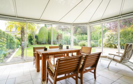 Spacieuse villa mitoyenne de 5 pièces + sous-sol avec jardin privatif