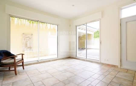 Spacieuse villa mitoyenne de 5 pièces + sous-sol avec jardin privatif