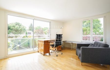 Spacieuse villa mitoyenne de 5 pièces + sous-sol avec jardin privatif
