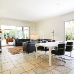 Spacieuse villa mitoyenne de 5 pièces + sous-sol avec jardin privatif