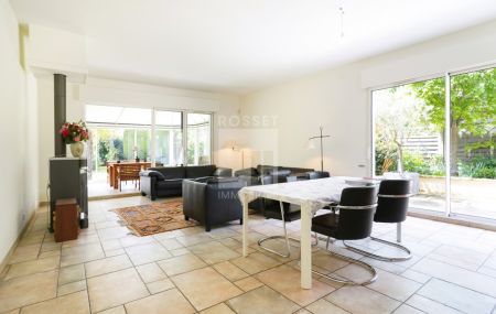 Spacieuse villa mitoyenne de 5 pièces + sous-sol avec jardin privatif