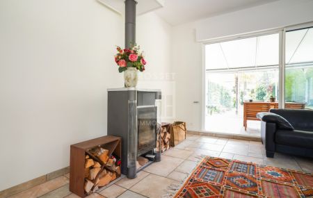 Spacieuse villa mitoyenne de 5 pièces + sous-sol avec jardin privatif