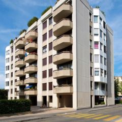 Appartement traversant de 4 pièces au 6ème étage dans un immeuble avec ascenseur.