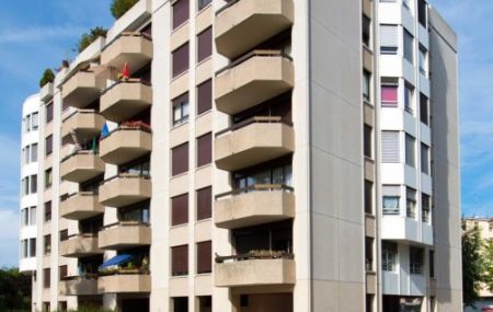 Appartement traversant de 4 pièces au 6ème étage dans un immeuble avec ascenseur.