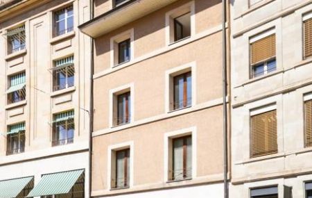Charmant immeuble proche de toutes commodités, situé à la rue de la Rôtisserie et fenêtres donnant sur la rue du Marché.