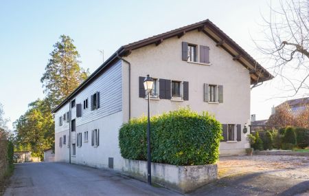 Appartement traversant de 5 pièces au rez-de-chaussée d'un petit immeuble locatif