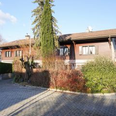 Appartement traversant de 5 pièces au rez-de-chaussée d'un petit immeuble locatif