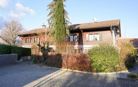 Appartement traversant de 5 pièces au rez-de-chaussée d'un petit immeuble locatif