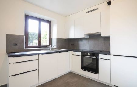 Appartement traversant de 5 pièces au rez-de-chaussée d'un petit immeuble locatif