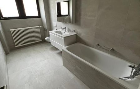 Appartement traversant de 5 pièces au rez-de-chaussée d'un petit immeuble locatif