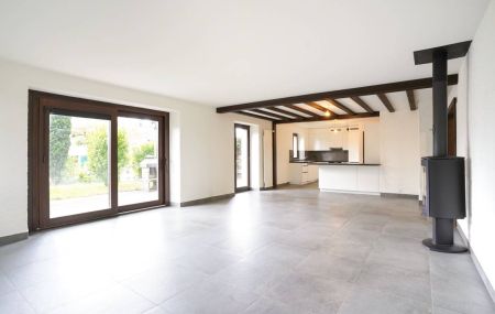 Appartement traversant de 5 pièces au rez-de-chaussée d'un petit immeuble locatif
