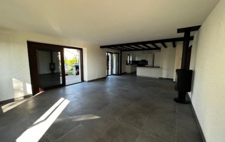 Appartement traversant de 5 pièces au rez-de-chaussée d'un petit immeuble locatif
