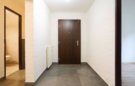 Appartement traversant de 5 pièces au rez-de-chaussée d'un petit immeuble locatif
