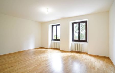 Appartement traversant de 5 pièces au rez-de-chaussée d'un petit immeuble locatif