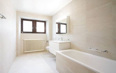 Appartement traversant de 5 pièces au rez-de-chaussée d'un petit immeuble locatif