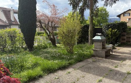 Appartement traversant de 5 pièces au rez-de-chaussée d'un petit immeuble locatif