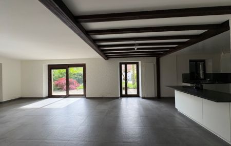 Appartement traversant de 5 pièces au rez-de-chaussée d'un petit immeuble locatif