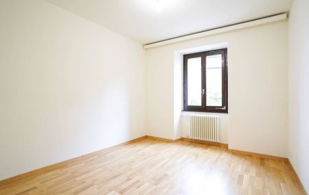 Appartement traversant de 5 pièces au rez-de-chaussée d'un petit immeuble locatif