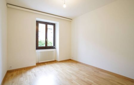 Appartement traversant de 5 pièces au rez-de-chaussée d'un petit immeuble locatif