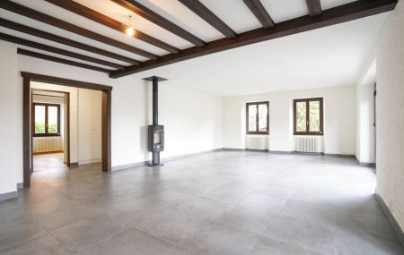 Appartement traversant de 5 pièces au rez-de-chaussée d'un petit immeuble locatif