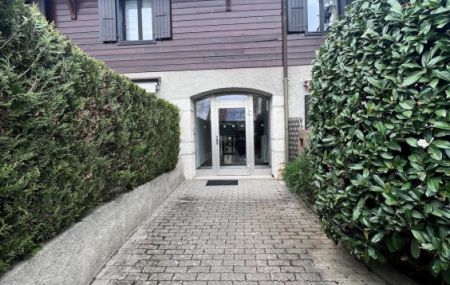 Appartement traversant de 5 pièces au rez-de-chaussée d'un petit immeuble locatif