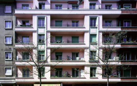 Bel immeuble, avec ascenseur, proche des commerces et des transports publics, téléréseau, buanderie.
