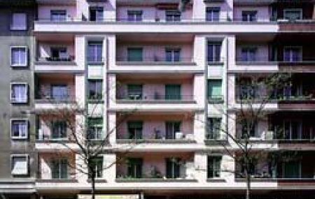 Bel immeuble, avec ascenseur, proche des commerces et des transports publics, téléréseau, buanderie.