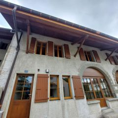 Très belle maison de village de 146m2 environ dont l'intérieur a été entièrement rénové sans balcon