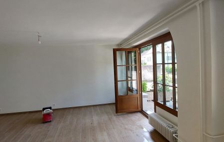 Très belle maison de village de 146m2 environ dont l'intérieur a été entièrement rénové sans balcon