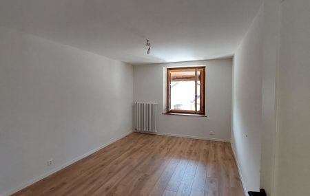 Très belle maison de village de 146m2 environ dont l'intérieur a été entièrement rénové sans balcon