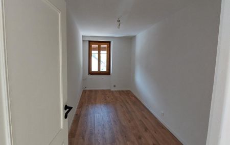 Très belle maison de village de 146m2 environ dont l'intérieur a été entièrement rénové sans balcon