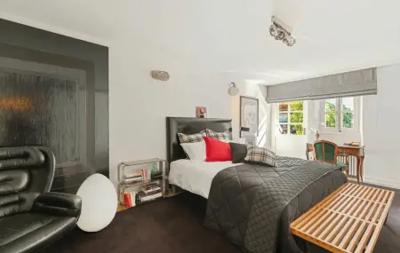 Maison de charme rénovée et meublée de 8 pièces à Meinier
