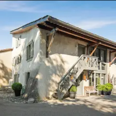 Maison de charme rénovée et meublée de 8 pièces à Meinier